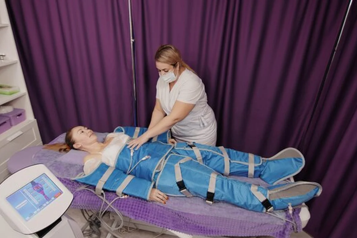 Kobieta poddająca się presoterapii antycellulitowej