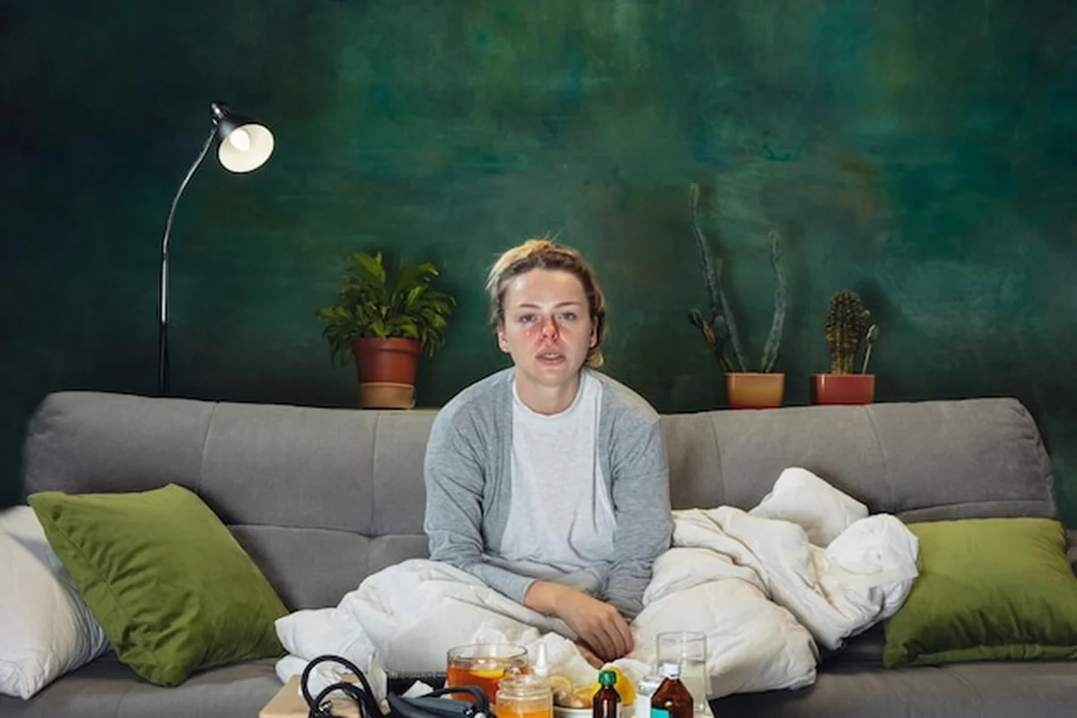 Chora młoda dziewczyna z gorączką i przeziębieniem w domu