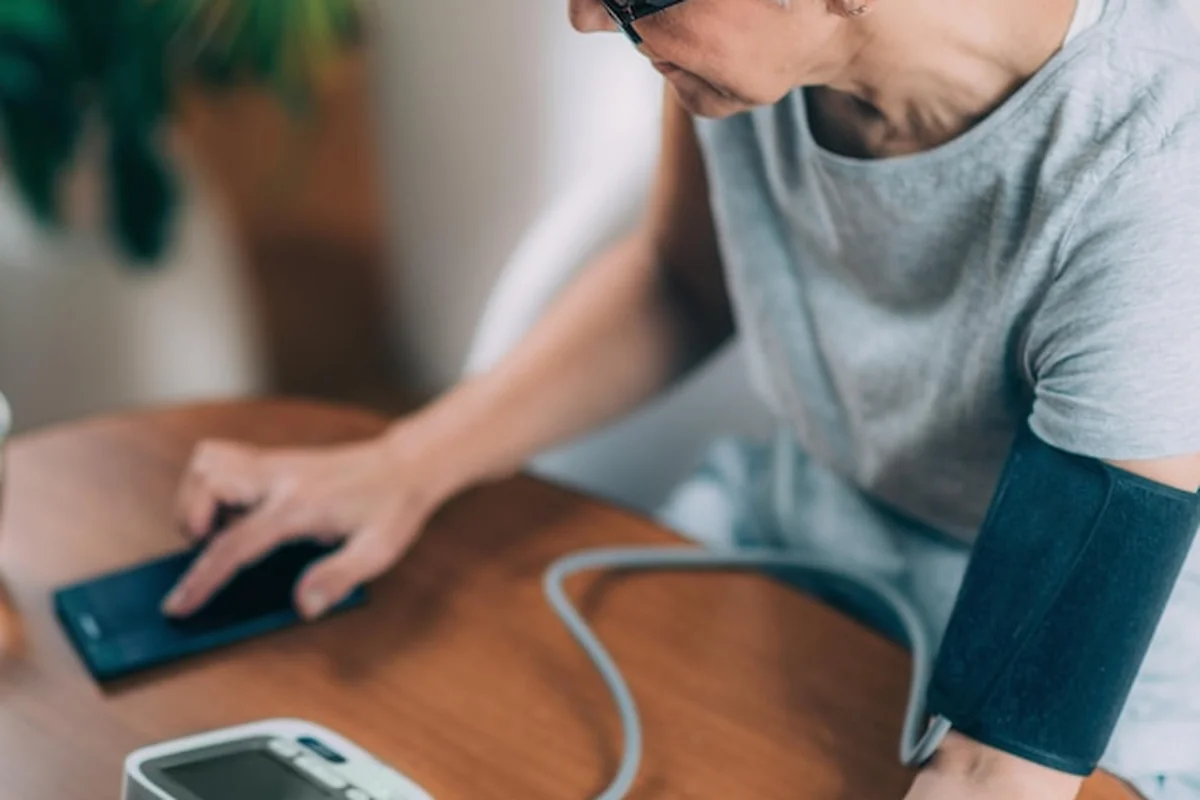 Pomiar ciśnienia krwi przez aplikację na smartfonie