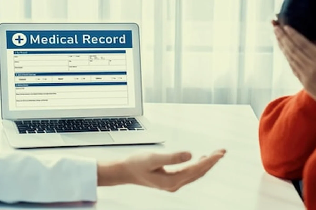 Lekarz mówi złe wieści płaczącemu pacjentowi