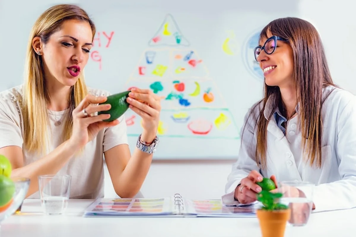 Pacjent rozmawia z lekarzem w szpitalu