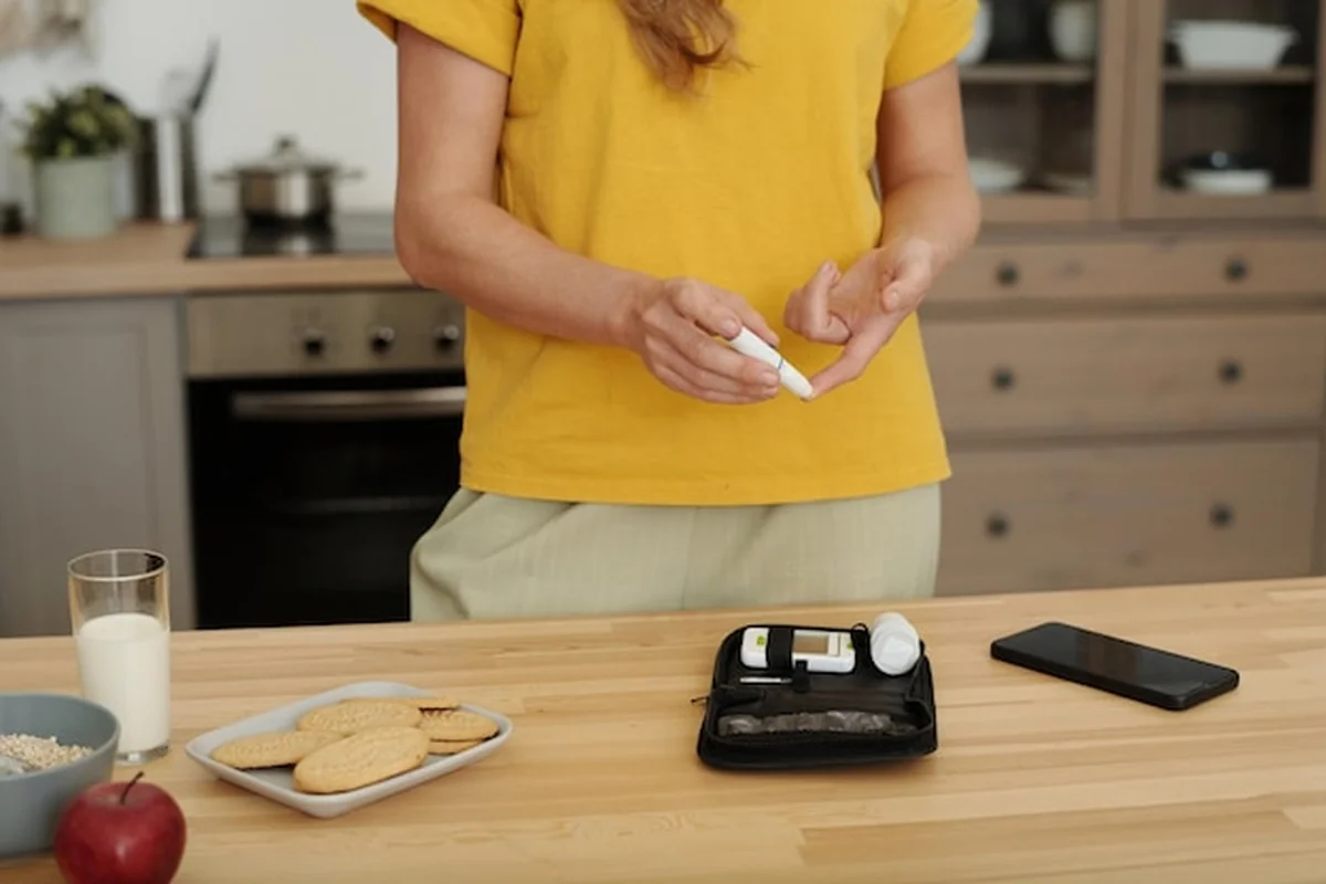 Kobieta z cukrzycą robi badanie krwi