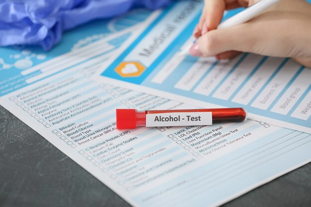 Probówka z krwią pijanego człowieka na stole