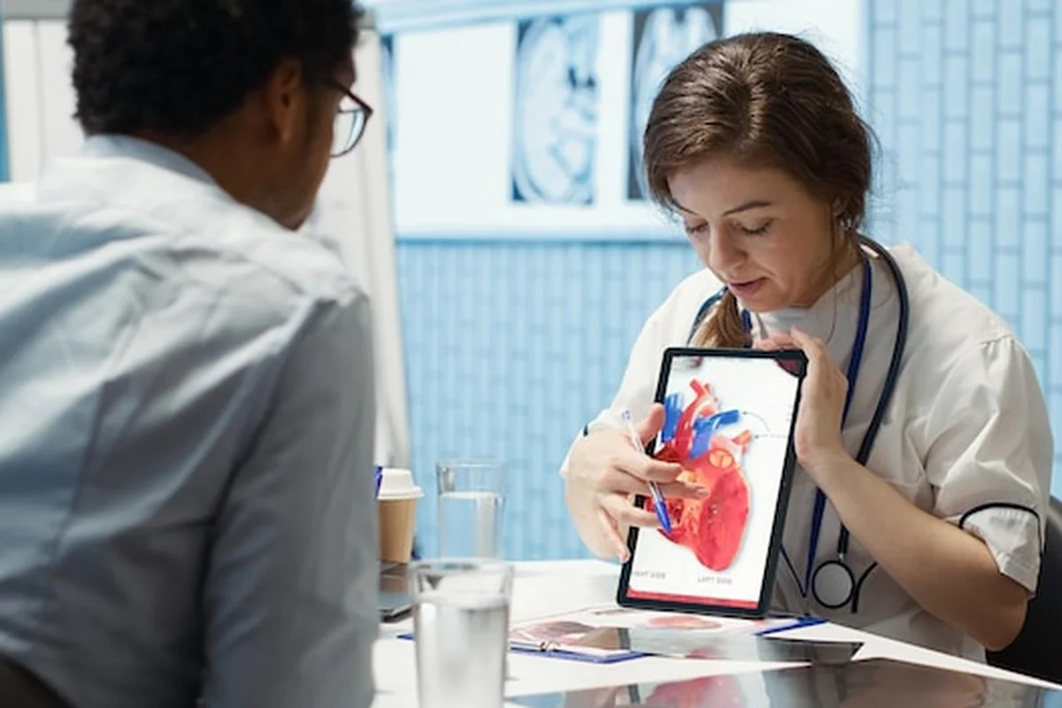 Kardiolog wyjaśnia funkcję serca na kardiogramie