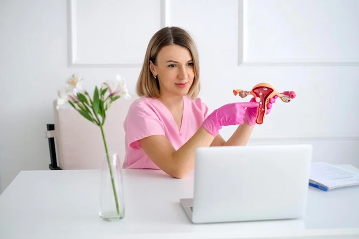 Lekarka prowadzi konsultację online z pacjentką na modelu macicy