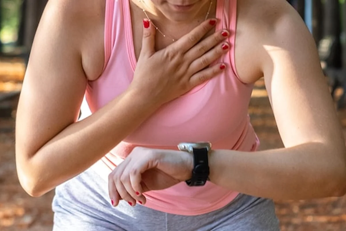 Kobieta zegna się zegarkiem w parku