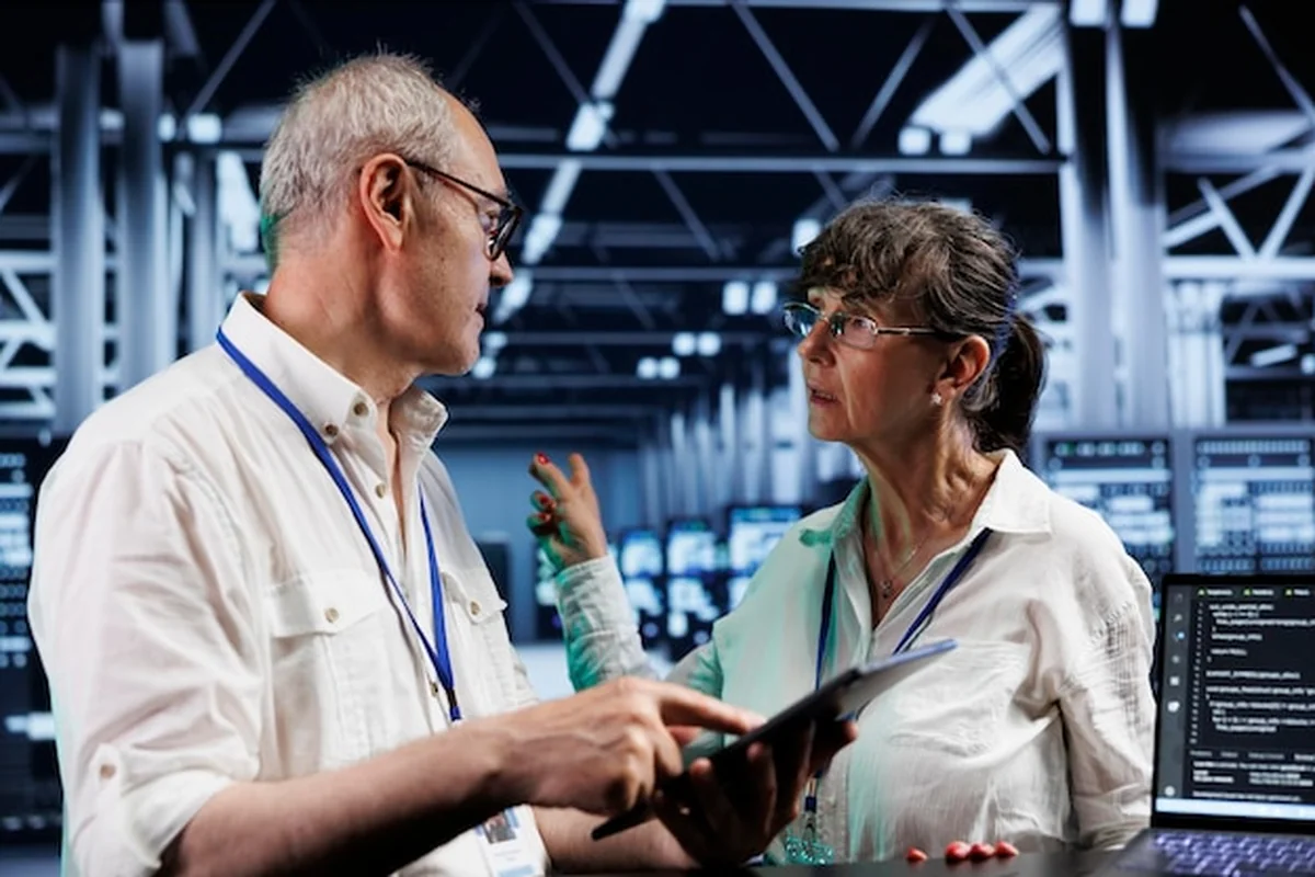 Starsi technicy aktualizują klastry serwerów, piszą skomplikowane skrypty w kodzie binarnym na tablecie i laptopie