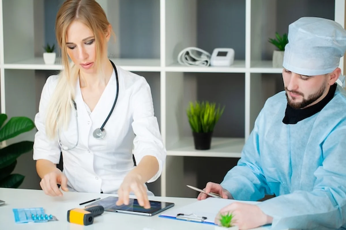 Lekarz sprawdza pacjenta w klinice