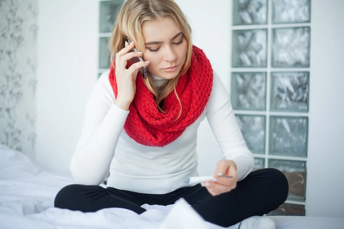 Chora kobieta cierpi na przeziębienie w domu