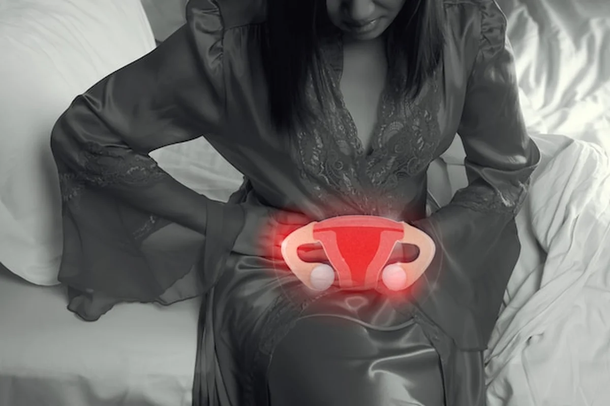 Kobieta w jedwabnej koszuli nocnej i szlafroku z bólem macicy