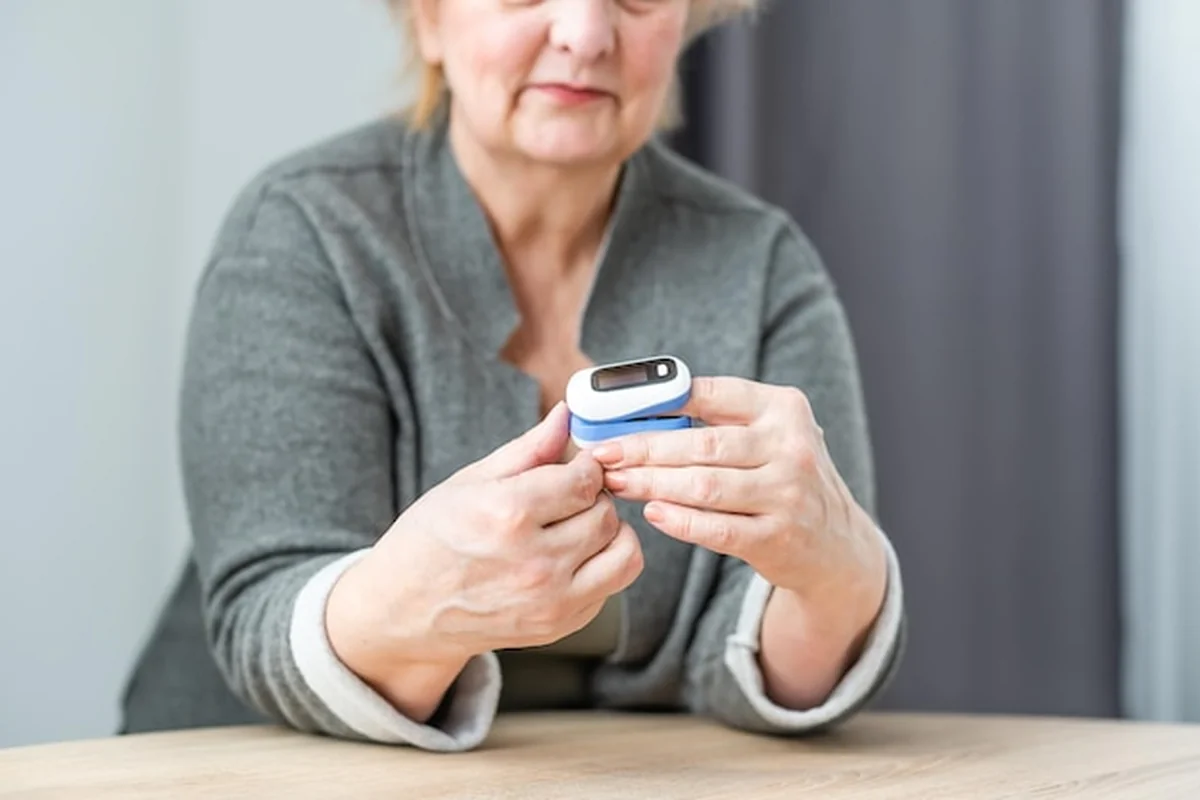 Pulsoksymetr mierzący saturację krwi tlenem