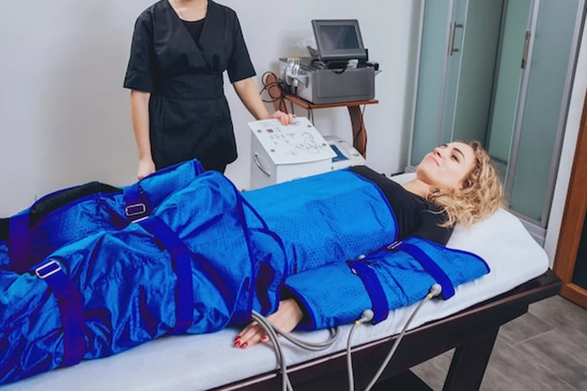 Kobieta w centrum urody poddająca się pressoterapii