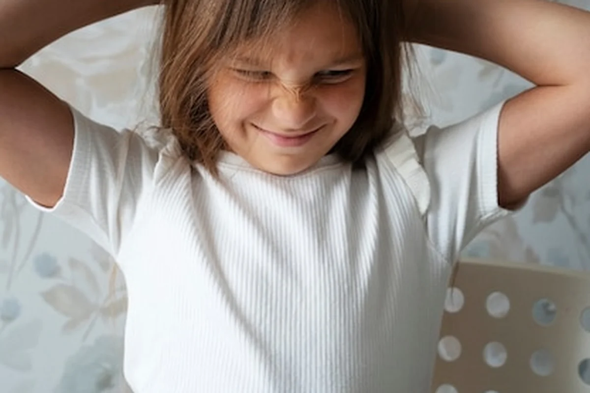 Dziecko cierpiące na infekcje wszy