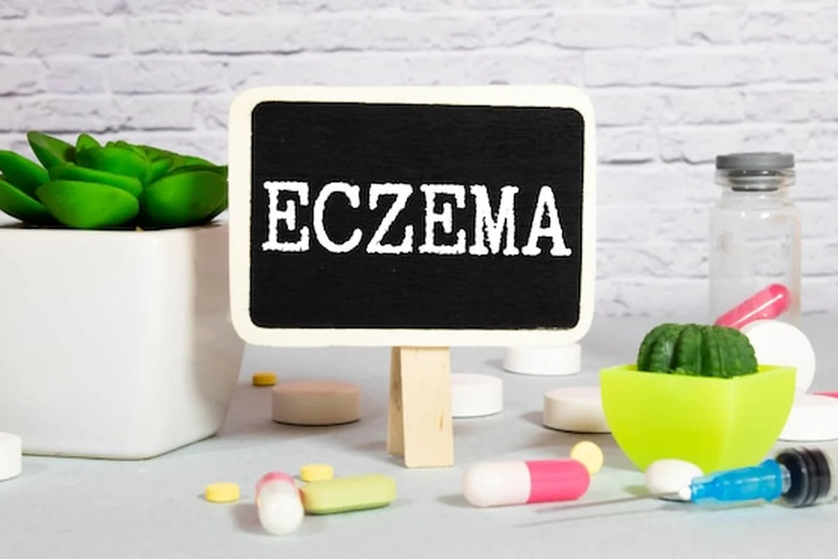 Lekarz z tablicą na białym tle