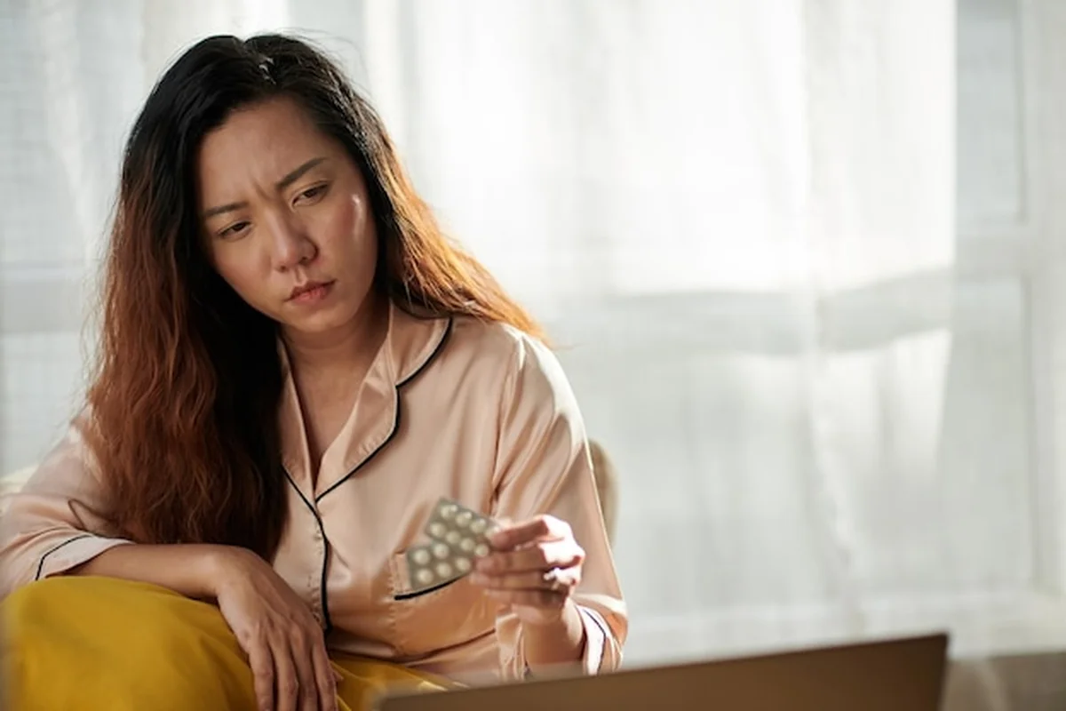 Chora kobieta cierpiąca na gorączkę